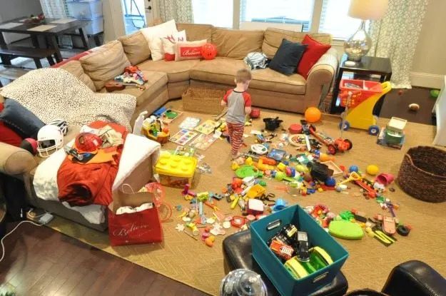 家里有娃室内乱糟糟父母负首要责任从娃会爬学会收纳整理