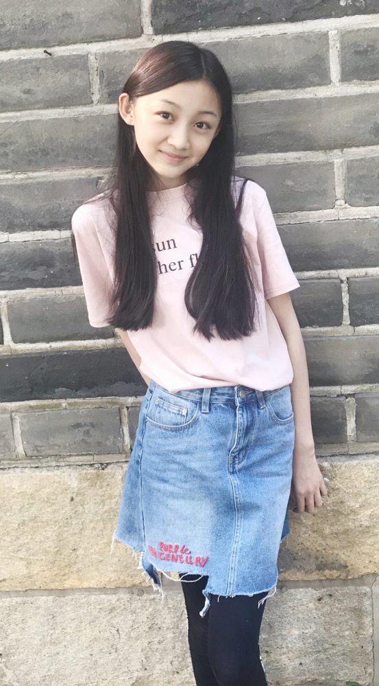 "小李慧珍"仗着颜值高,14岁穿衣就敢这样搭,姐姐们不