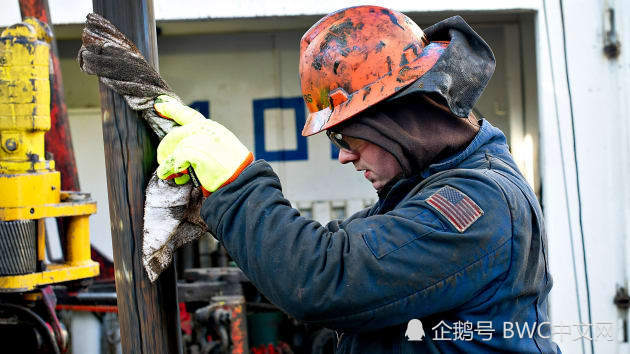 北达科他州新镇附近的一名石油钻探工人