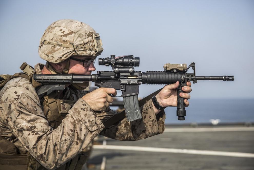 美国海军陆战队在甲板实弹射击,手中的m4卡宾枪变了样,能安装更多配件
