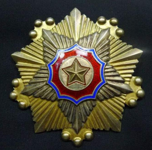 韩先楚上将佩戴朝鲜勋章 除奖章,军功章外,其余勋章均分一二三等.