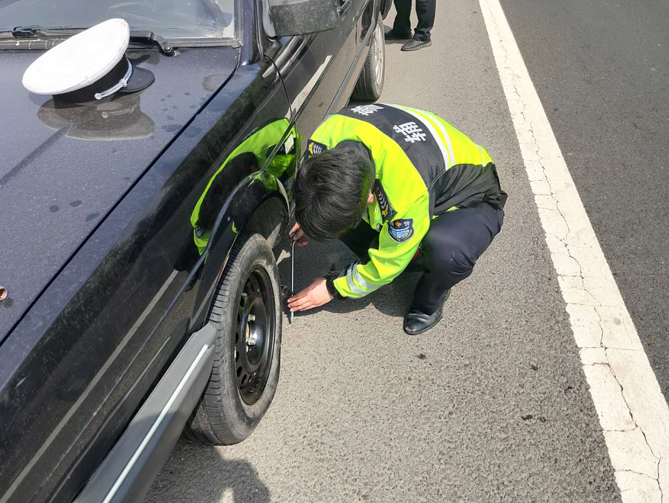 道路清障救援献计献策_汽车拖车救援图片_汽车道路救援图片