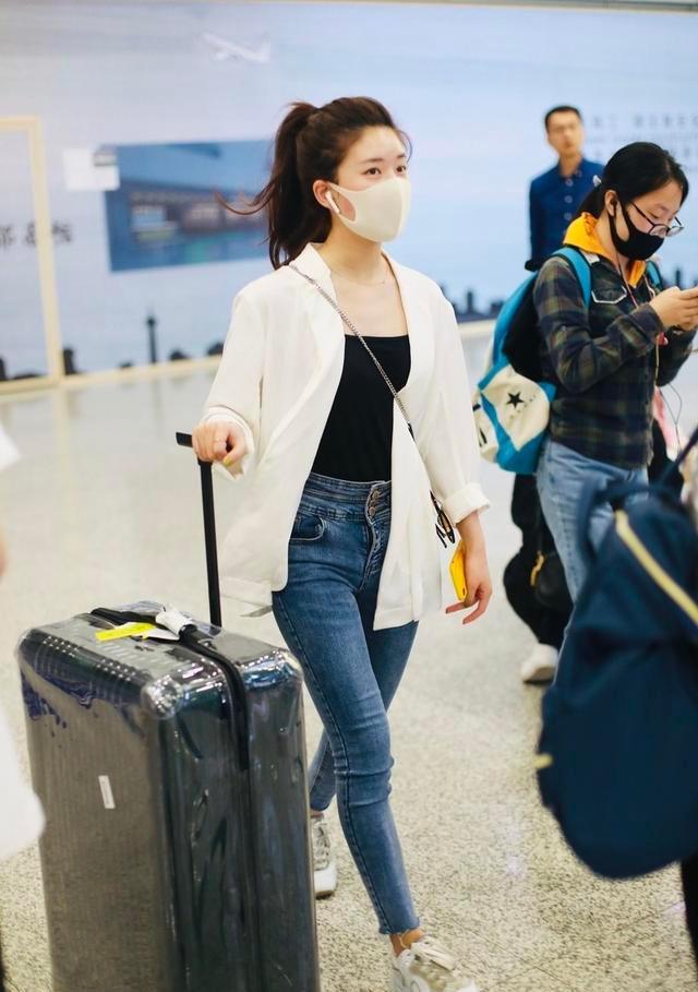 果然是少女,赵露思白西装配黑打底简单又随性,茂密头发惹人羡慕