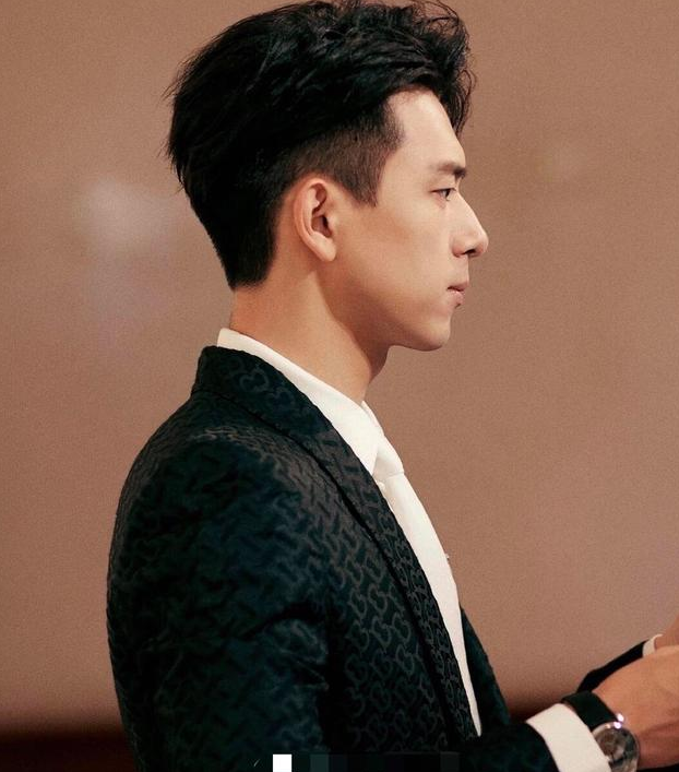 男星侧颜pk:李现鼻尖太突兀,杨洋骨相有点清秀,蔡徐坤