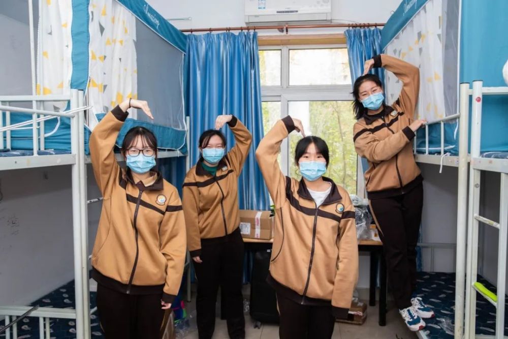 " 4月20日早上8点50分 天津英华国际学校毕业班的学生们 参加了这样一
