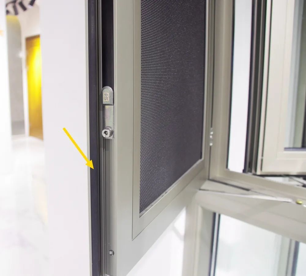 窗扇与框碰撞的地方,富轩窗户采用的是"三元乙丙橡胶"防护隔条,柔软