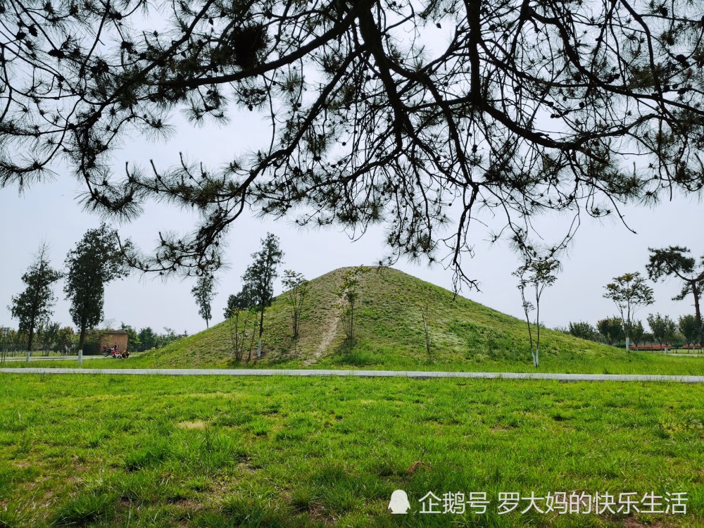 顺陵内除了杨氏的主墓外,另有两座陪葬墓,据说是杨氏之孙武三思的墓