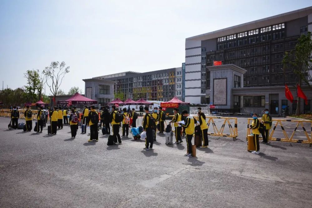 终于等来了开学!商丘兴华学校九年级及高中部今天开学