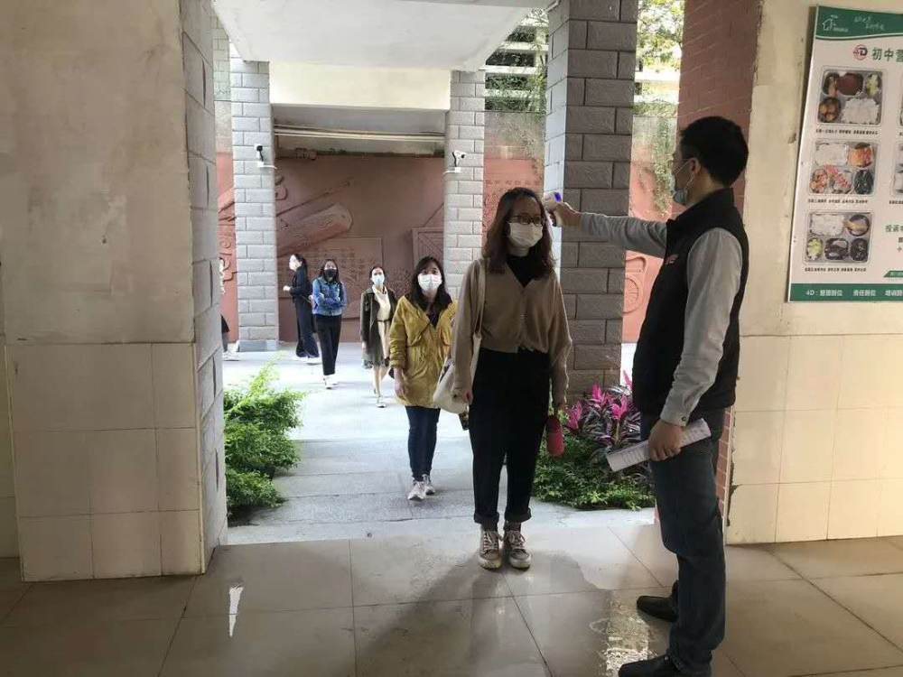 灌口中学 为了让学生更加熟练应对紧急情况,灌口中学初三全体教师
