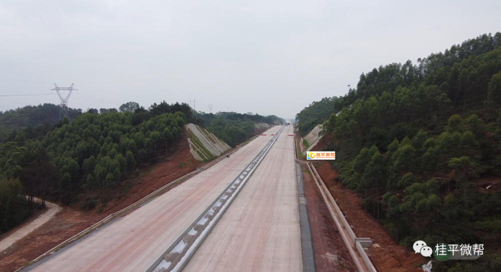 正在施工公路排水沟