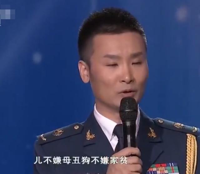 歌唱家刘和刚豪宅曝光,二层楼还自带院子,爸爸却在小区看大门?