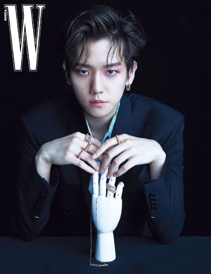 伯贤《w korea》官方高清硬照释出!bolo2预计展现与一辑不同的面貌!