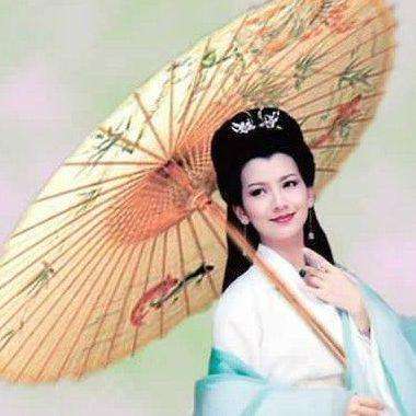 赵雅芝在《新白娘子传奇》中饰演白素贞,撑伞动作最为经典,白娘子不愧