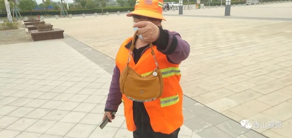 河南鲁山:环卫大妈不吃午饭守着钱包等失主
