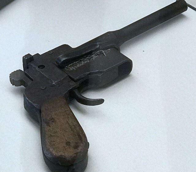 陕甘宁机器厂根据德国毛瑟手枪制造的驳壳枪