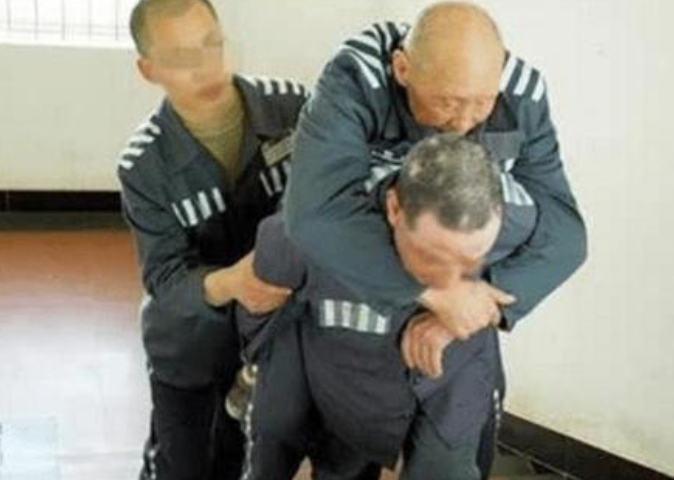 "无期刑犯"老到不能动,监狱会给他们养老吗?"答案"真让人心酸
