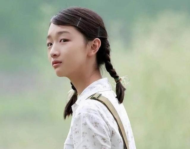 正如张艺谋所说,周冬雨并不是第一眼美女,但在人群中她又是非常打眼的
