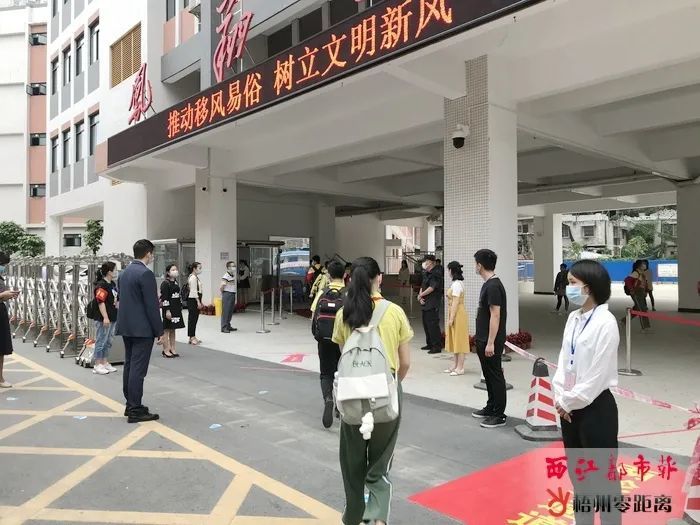 凤翔小学的学生们相互间隔约1米的距离,排队进入校园.邓超妍 摄