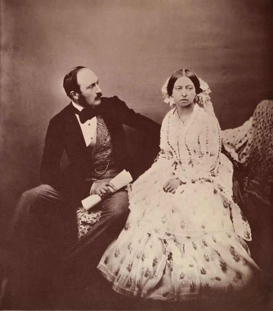 摄影师roger fenton拍摄的维多利亚女王和阿尔伯特亲王,1854年