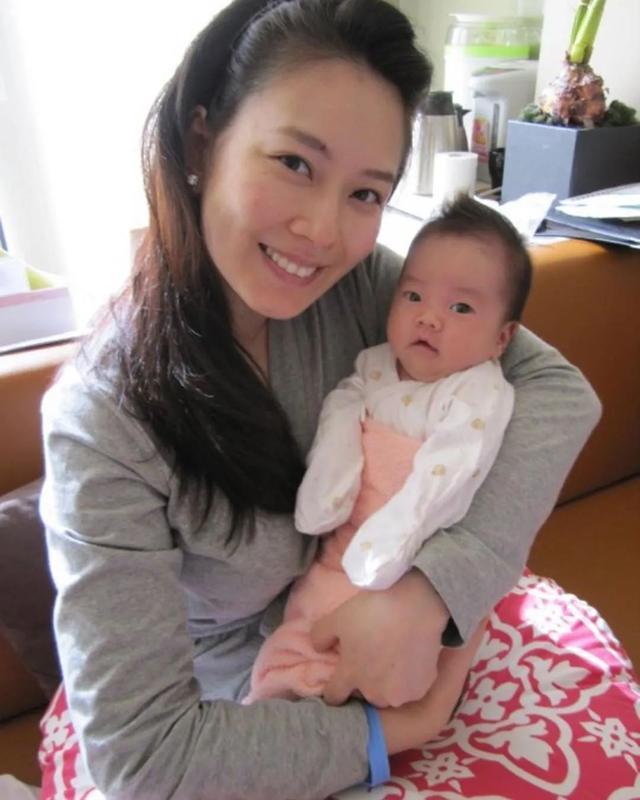 2006年,27岁的melody忽然宣布与大她15岁的富商吴育奇成婚,并慢慢淡出