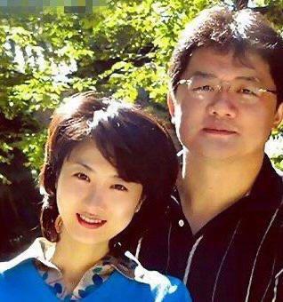 央视主持张斌风流韵事,被二婚妻子曝出轨,岳父上门赔不是帮复合