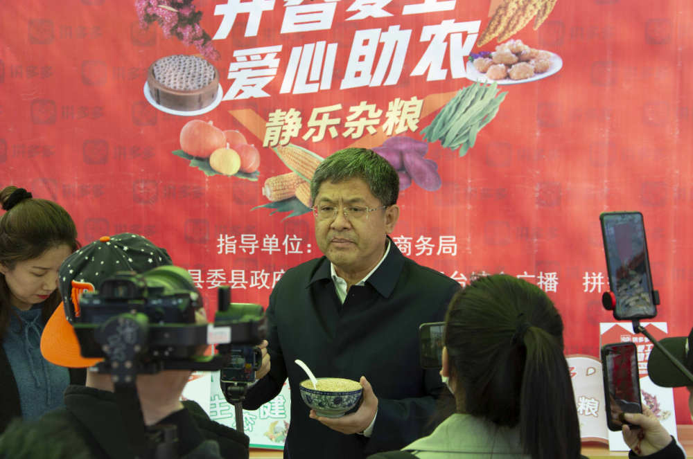 王昕面对镜头介绍静乐杂粮很是认真,忘了手里面还端着满满一碗粥.