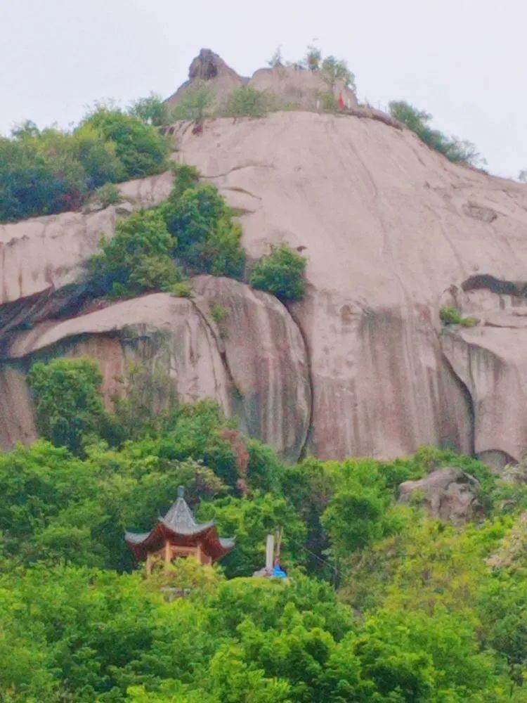 雄伟石鼓山,亭台听鼓声.