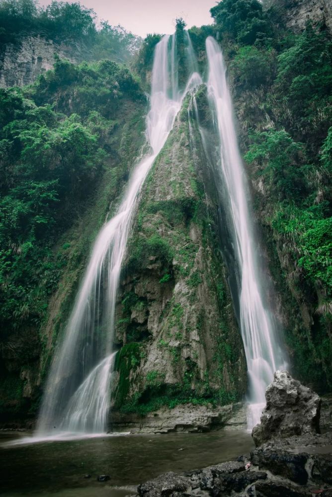 后山地区的滴水崖瀑布 是"阳新八景"之一