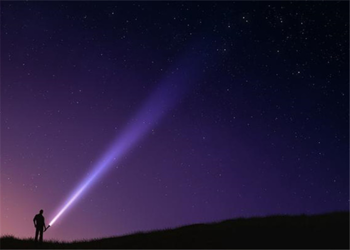 把手电筒照向天空,发射出的光束能到达宇宙边缘吗?