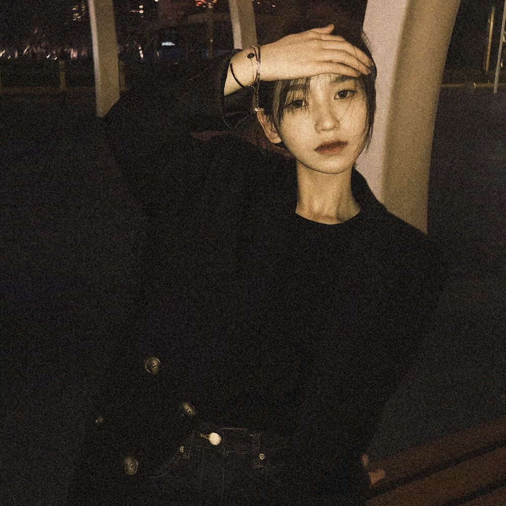 姑娘穿着黑色的西装,她的眼眸有一种落寞的情感.