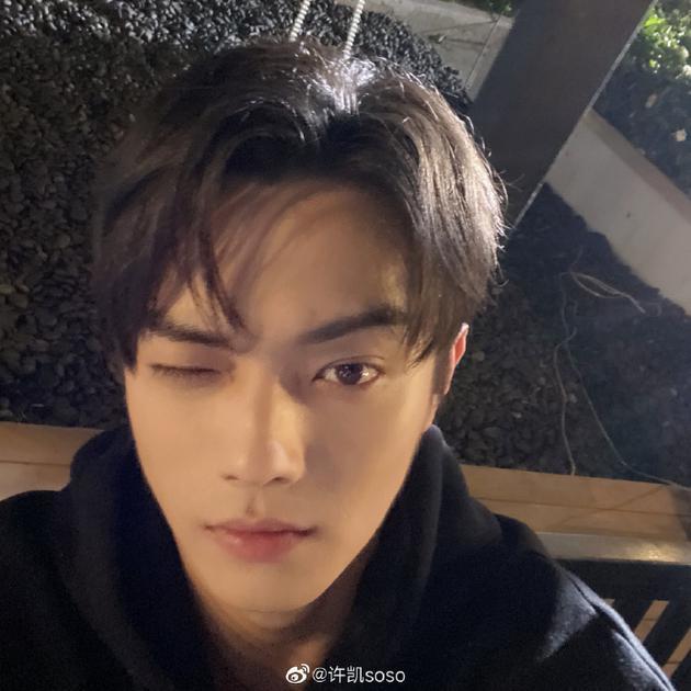 许凯深夜发自拍 着黑色卫衣对镜wink困意写满脸