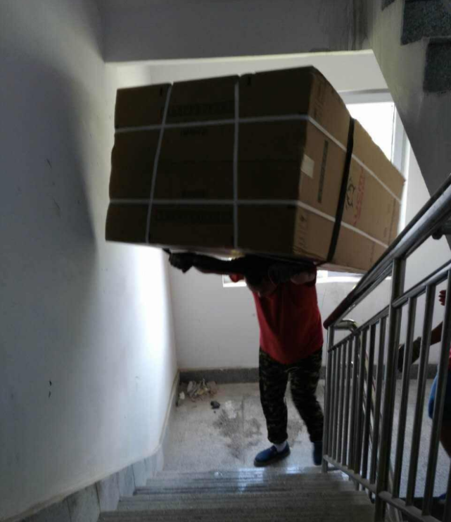 深圳业主请搬运工搬家,谈好搬运费900,搬完只给600!