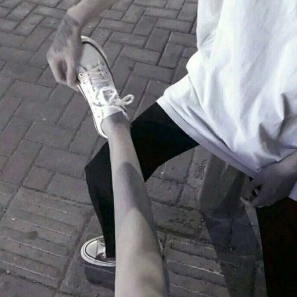 男票弯腰给你系鞋带时,心里在想啥?八成逃不开"这3点"