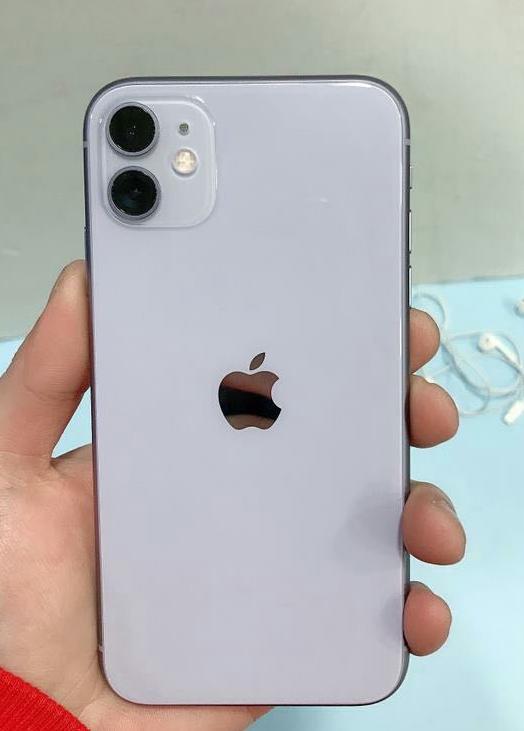 iphone11背面采用玻璃材质,并没有出现划痕,碎裂等情况.