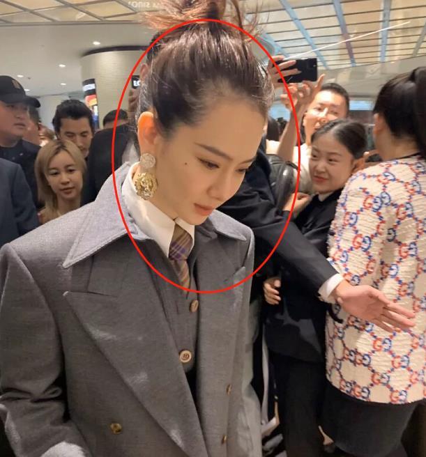 路人镜头下的戚薇长啥样?