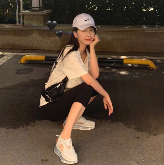 虞书欣的腿有多细?看到她的"精神小妹站姿",没基础模仿不来