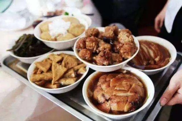 1952年在河北八大城市烹调技术表演赛中,袁清芳烹制的"金毛狮子鱼"