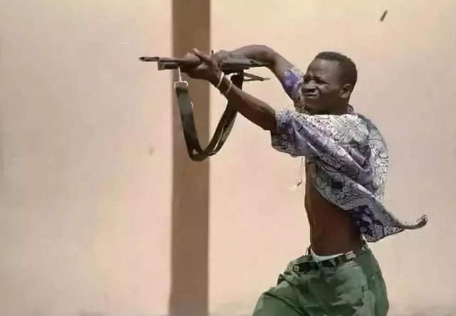 图为非洲人开枪射击