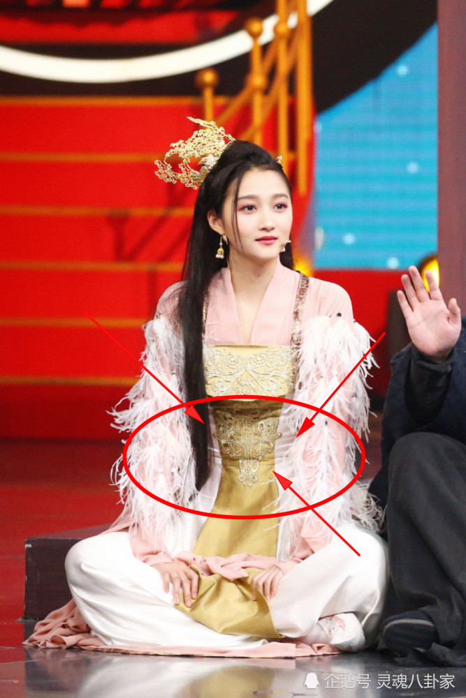 关晓彤穿"束腰装"上台,看清放松状态的腰围:太真实了