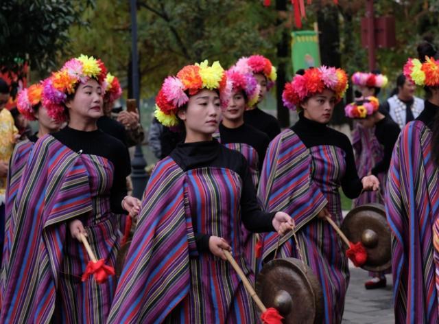 在这个重要的节日里独龙族人,会举办各种类型的祭祀活动.