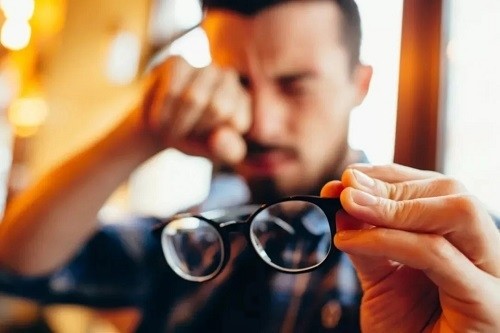 你以为高度近视只是看不清？易发三大并发症了解一下