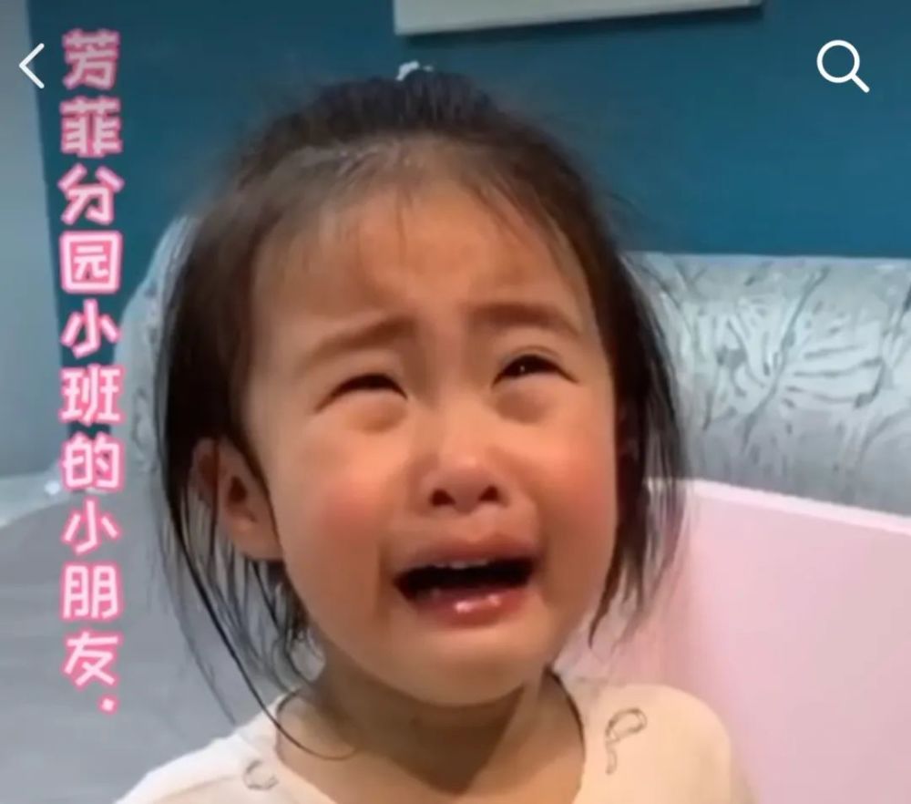 视频来源 大江晚报抖音号 画面里一个穿着睡衣, 站在床上的小女孩边哭