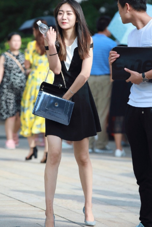 街拍美图:小姐姐低调奢华的打扮,穿出女神气质,展现