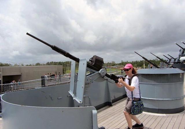 美国战列舰上厄利孔高射炮,游客可以去体验一下操作高炮的感觉