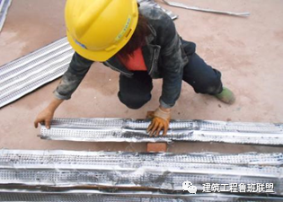 基础底板施工缝的两种做法:钢丝网和快易收口网,你们用哪种?