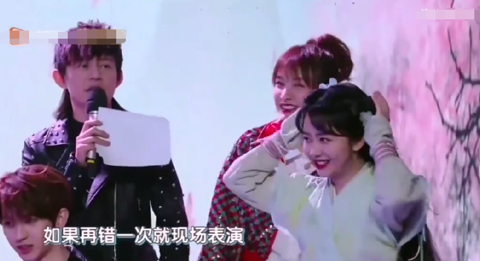 谭松韵演赵灵儿,脱口说错词,谁注意任嘉伦的反应?看出