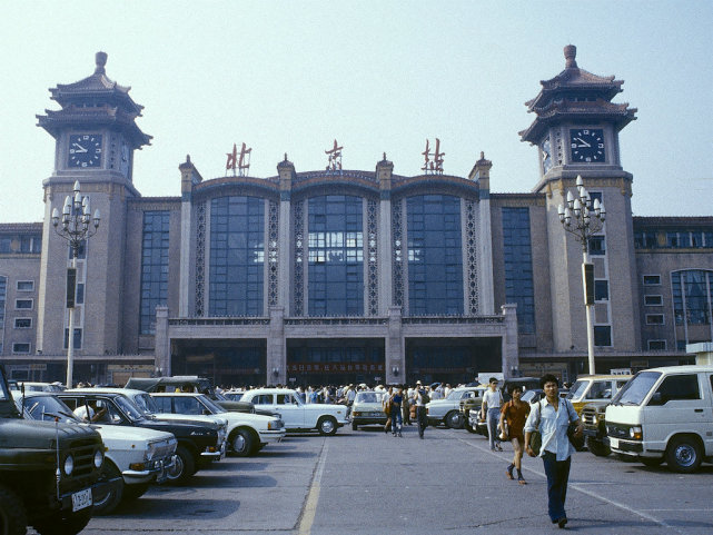 老照片:1985年的北京街景,网友看了震惊