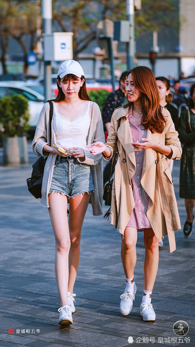街拍:时尚美女们的穿搭,百搭不挑人,适用于大部分女性