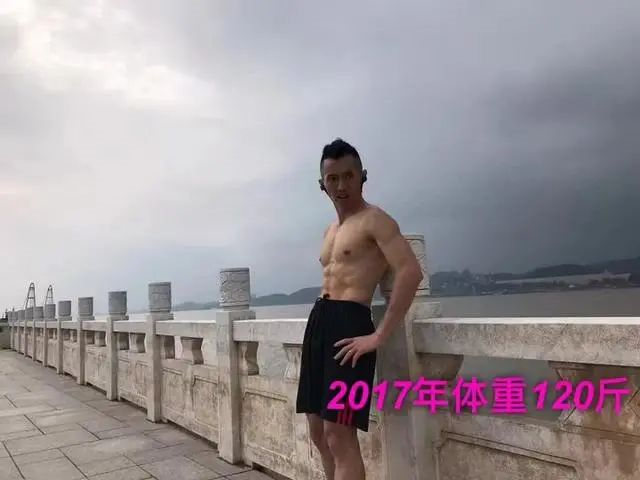 厉害！杭州大神穿拖鞋跑完111公里，坚持跑步6年变身肌肉男神！