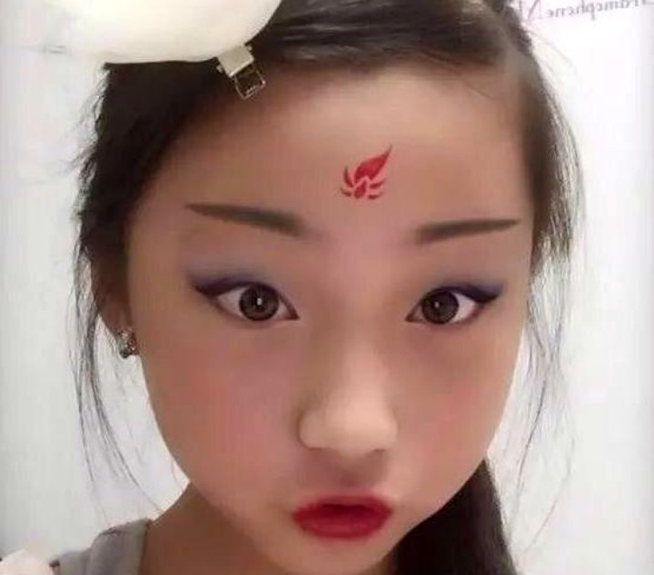 10后小学生化妆技术高超90后网友自愧不如现在的孩子太聪明